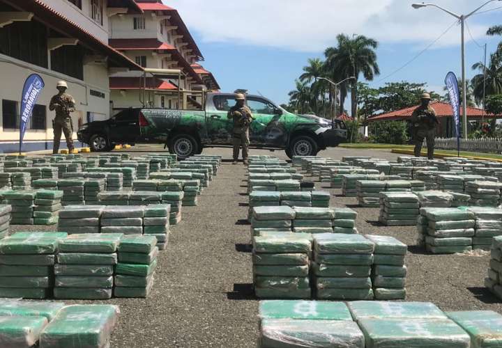 Interceptan lancha rápida cargada con droga y aprehenden a  4 colombianos