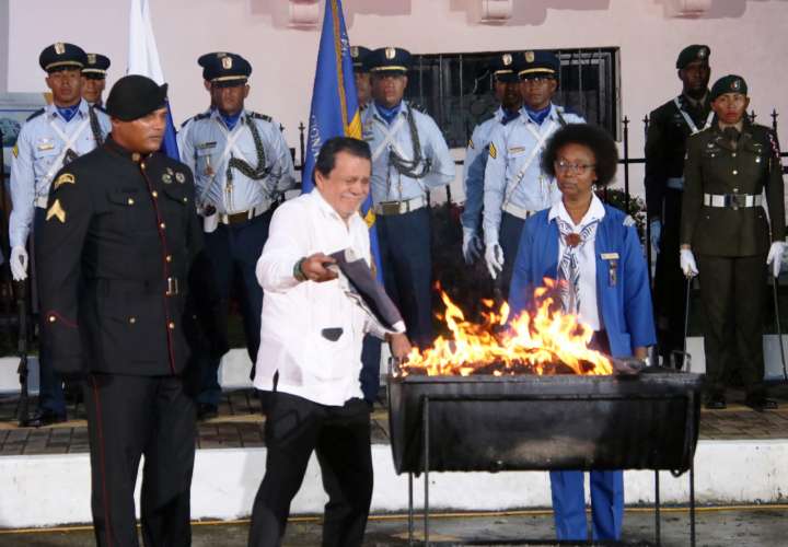 Gobernación realiza tradicional cremación de banderas