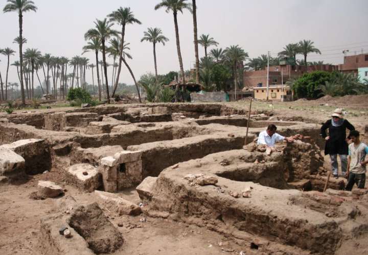 Esta foto se muestra un gran baño romano y una cámara probablemente para rituales religiosos, que fue descubierta recientemente en la ciudad de Mit Rahina, El Cairo, Egipto. AP.
