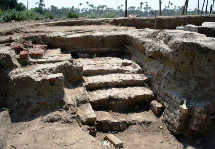 Esta foto se muestra un gran baño romano y una cámara probablemente para rituales religiosos, que fue descubierta recientemente en la ciudad de Mit Rahina, El Cairo, Egipto. AP.