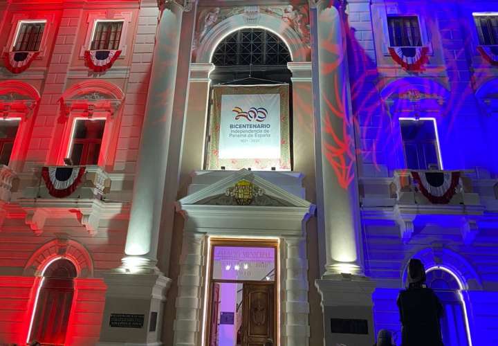 Consejo Municipal de Panamá inicia fiestas patrias con encendido de luces