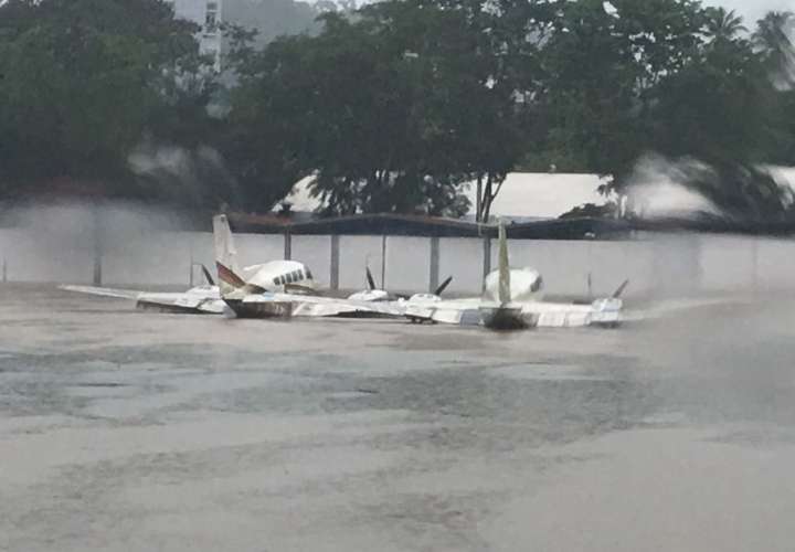 El aeropuerto Internacional del Albrook también se inundó. Foto: Trafico Panamá