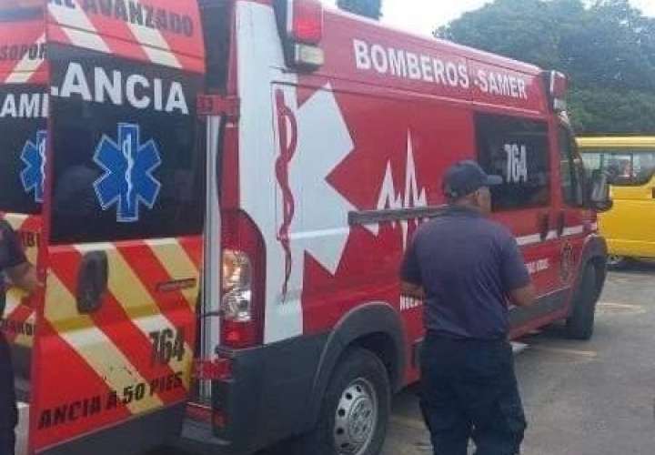 Ambulancia de los bomberos trasladaron al hospital a algunos de los estudiantes afectados.