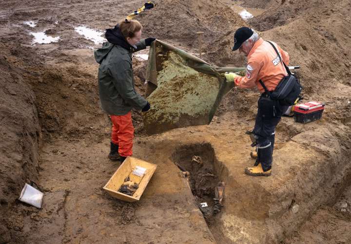 75 años después, siguen desenterrando cuerpos de la Segunda Guerra Mundial