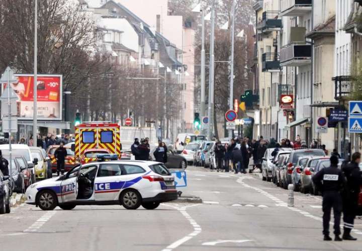 Agentes de la policía francesa llevan a cabo una operación antiterrorista en el barrio de Neudorf, en Estrasburgo (Alemania). EFE