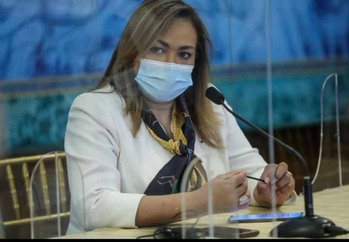 Ministra Ruiz rechaza amistad con vinculada en vacunación clandestina 