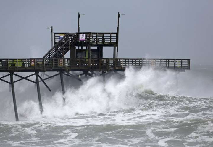 Las olas del huracán Florence golpean el muelle Bogue Inlet en Emerald Isle NC. AP