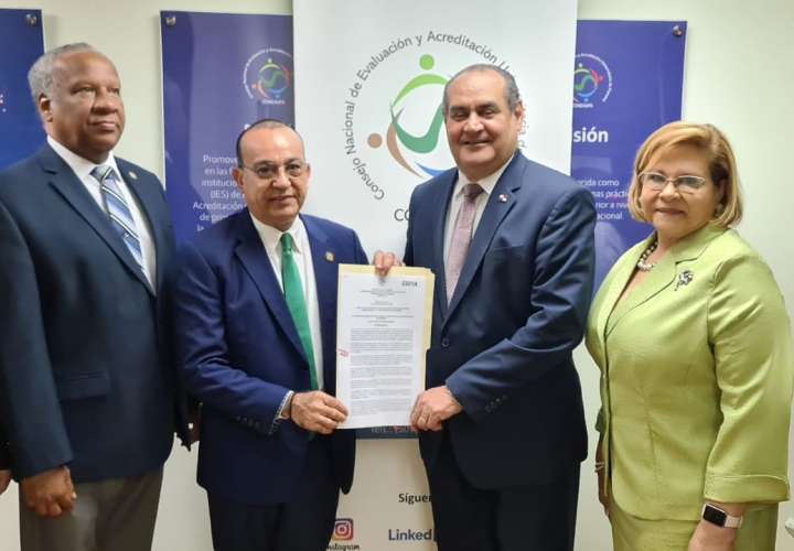  Universidad de Panamá recibe certificación de reacreditación