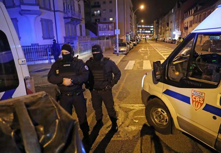  Policías franceses custodian hoy durante un operativo en el distrito Neudorf, en Estrasburgo (Francia). EFE
