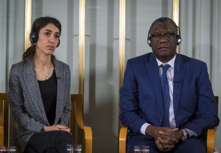 La ganadora del premio Nobel de la paz Nadia Murad, a la izquierda, y el Dr. Denis Mukwege observan durante la conferencia de prensa en el Instituto Nobel de Oslo. AP