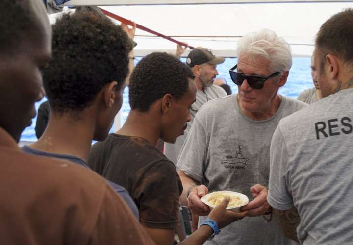 El actor Richard Gere lleva ayuda a migrantes varados en el Mediterráneo