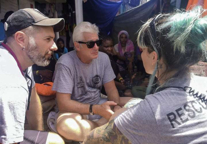 El actor Richard Gere lleva ayuda a migrantes varados en el Mediterráneo