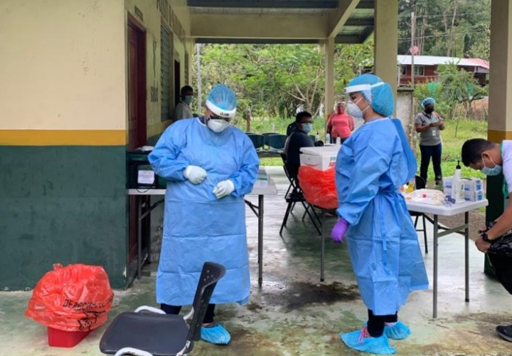 Los Equipos de Respuesta Rápida efectuaron 41 pruebas de detección de #COVID19 en el Puesto de Salud de Ojo de Agua, distrito de Almirante, en Bocas del Toro.