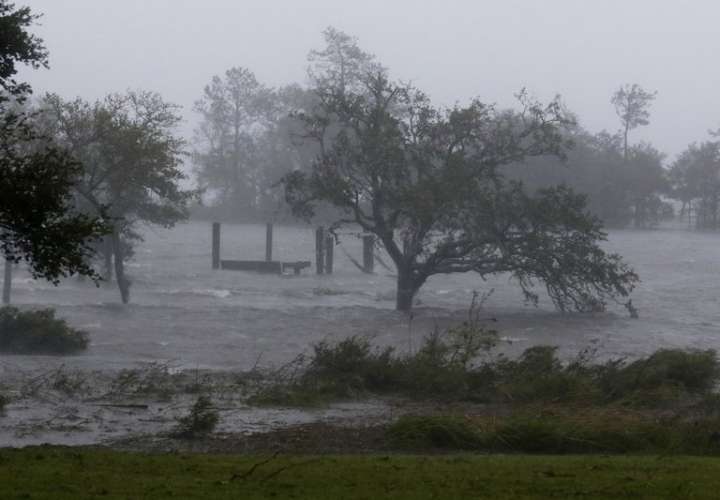 Los vientos y mareas de tormenta del huracán Florence golpean a Swansboro, Carolina del Norte, el viernes 14 de septiembre de 2018. AP 