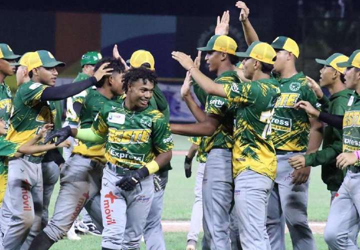 El equipo de Panamá Oeste ha lucido superior hasta el momento en la Serie Final del Campeonato Nacional de Béisbol Juvenil. Foto: Fedebeis