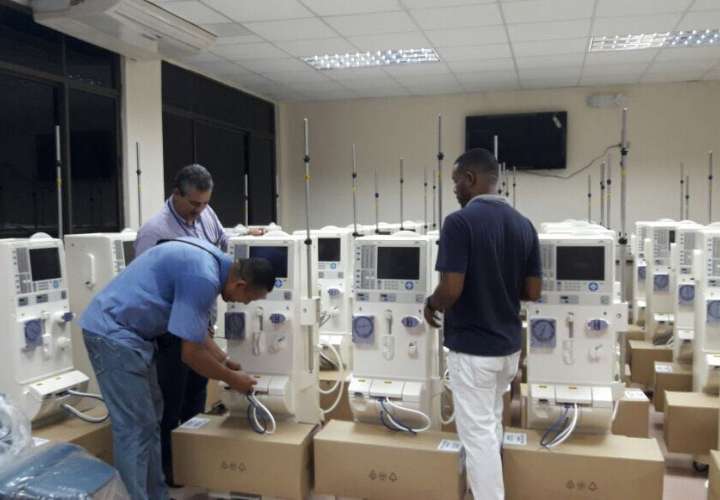 Instalan 29 máquinas a nueva sala de Hemodiálisis en HST