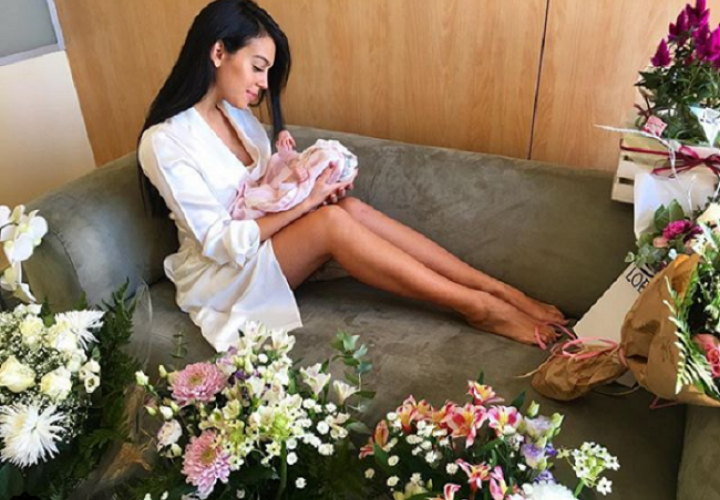 Georgina Rodríguez posa orgullosa con su hija Alana Martina . Foto: Instagram 