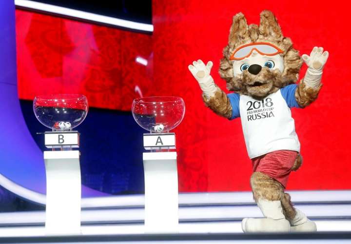 Zabivaka, mascota de la Copa del Mundo participa del ensayo del sorteo. Foto: EFE