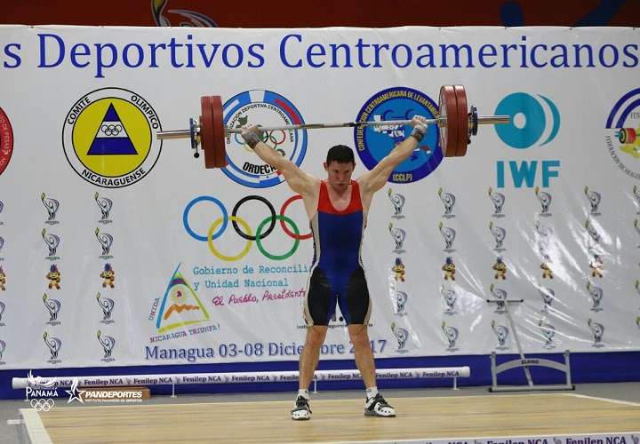 Máximo Víquez logró una dorada en el arranque (134 kg). Foto: Comité Olímpico de Panamá