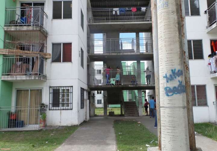 Una niña de 1 año murió al caer del cuarto piso de la torre B  de un edificio del proyecto habitacional Nuevo Curundú. /  Foto: Landro Ortiz