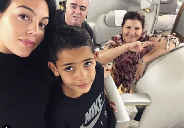 Georgina (Izq.) junto a Cristiano Jr. y la madre del delantero del Real Madrid. Foto: Instagram