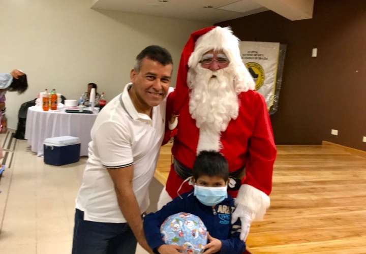 Familia Sittón lleva la alegría de la Navidad a pacientes