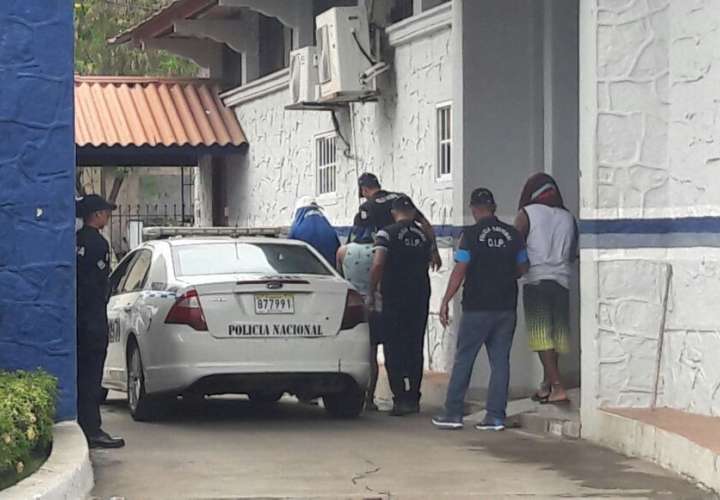 Unidades de Narcóticos y de la Policía regular, detuvieron un Toyota Yaris blanco, y tras una requisa ubicaron en su interior la sustancia ilícita. /  Foto: Zenaida Vásquez