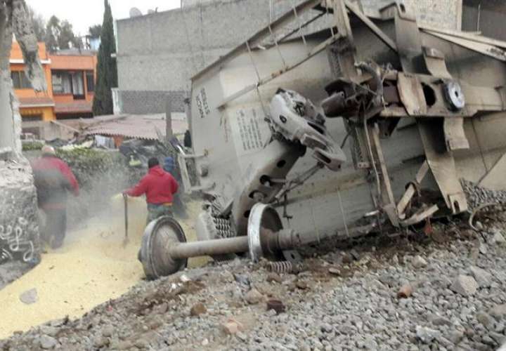 Operaciones de rescate en el lugar del accidente de tren de carga en Ecatepec (México).  EFE