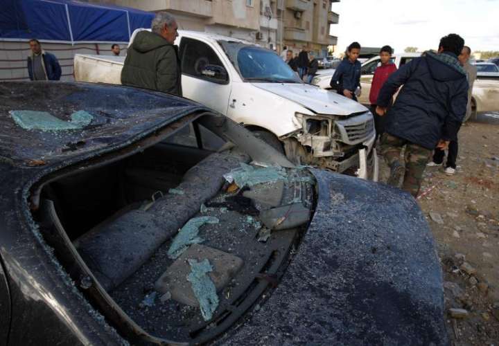 Residentes locales inspeccionan los daños tras la explosión de dos coches bomba en Bengasi, Libia. EFE