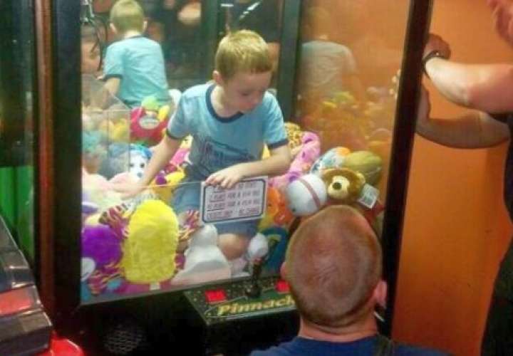 El niño estaba avergonzado, pero ileso cuando fue rescatado. La máquina sufrió daños menores.(Captura: Facebook/Bomberos de Titusville)