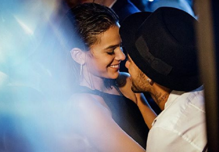Neymar junto a su novia Bruna Marquezine. Foto:Instagram