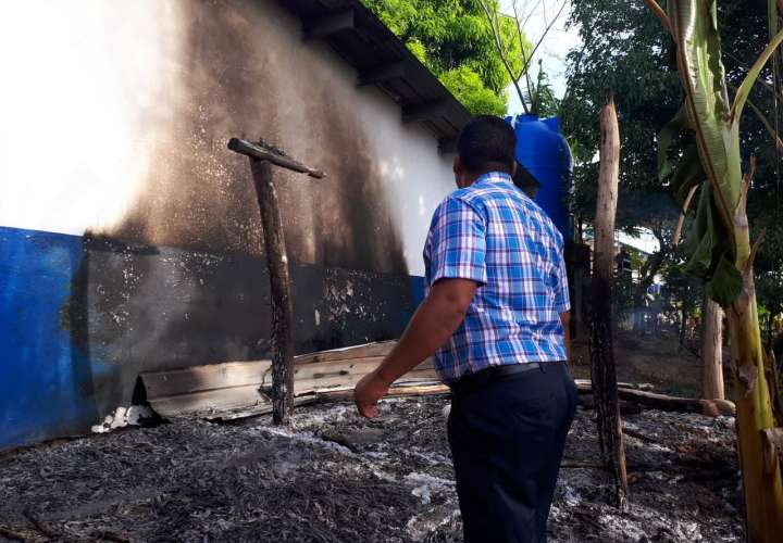 Se llevan alimentos e incendian dos ranchos en escuela de Veraguas