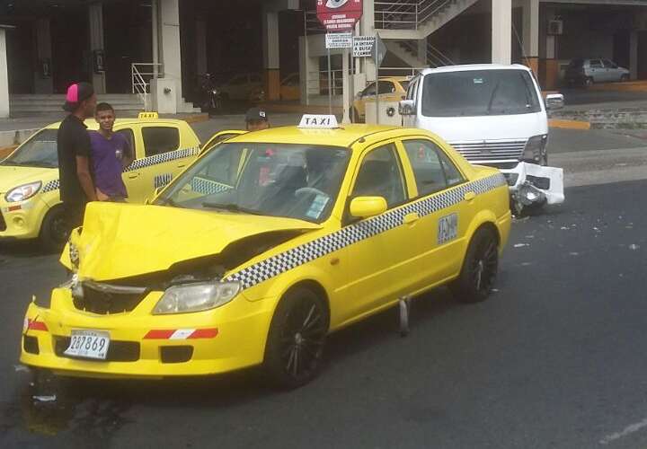 Dos lesionados por colisión entre busito pirata y taxi