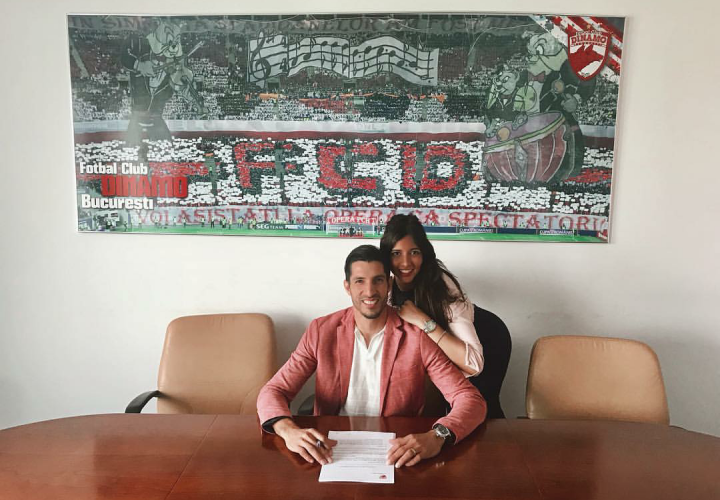Jaime Penedo y su esposa Angie Malca durante la firma del contrato.