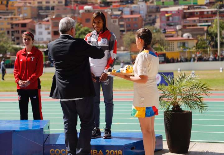 Momento en que le colocan la medalla de bronce a Nathalee Aranda (centro). Foto: Comité Olímpico de Panamá 