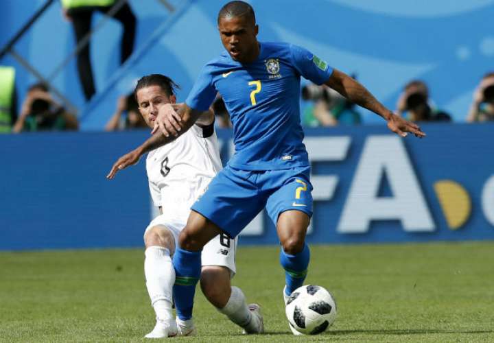 Douglas Costa es una de las armas ofensivas que tiene Brasil para el Mundial.