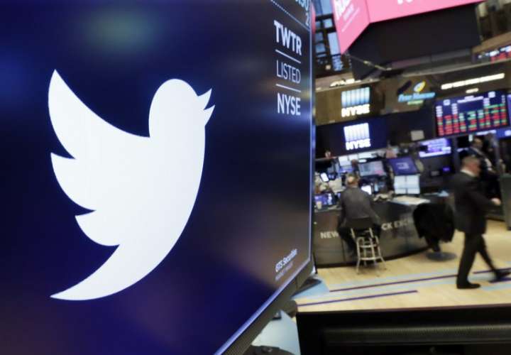 Twitter está tomando otras medidas además de las eliminaciones de cuentas para combatir el uso indebido de su servicio. AP