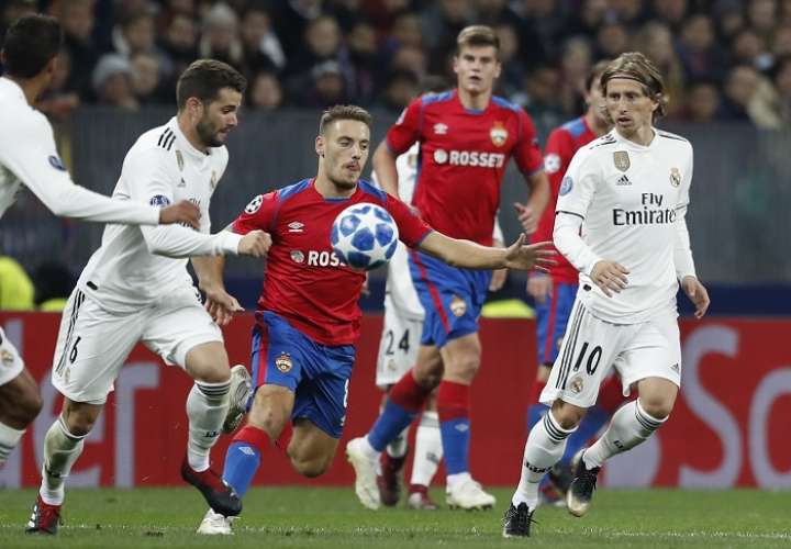 Nikola Vlasic, del CSKA, controla el balón ante la marca de los madridistas Luka Modric y Nacho Fernández. AP