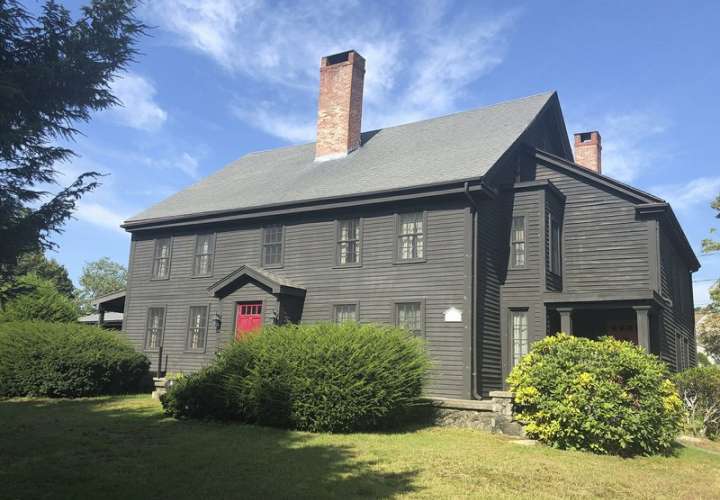 En esta foto del 17 de septiembre de 2018, proporcionada por J Barrett &amp; Company, una casa en Peabody, Massachusetts, construida en 1638 que fue el hogar de John Proctor, víctima de los juicios de brujas de Salem, se muestra.  AP