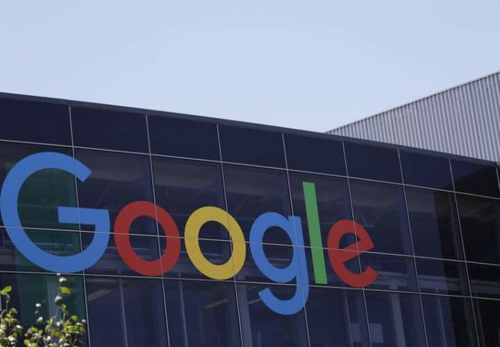 logotipo de Google en la sede de la empresa en Mountain View, California. AP