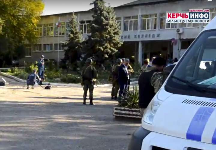 Las autoridades dijeron que el estudiante de cuarto año se suicidó en la biblioteca del Colegio Politécnico de Kerch después del ataque. AP