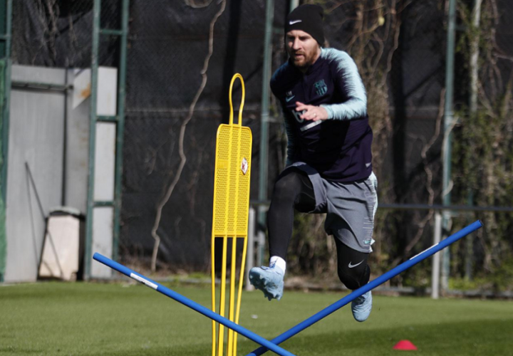 Lionel Messi volvió a ejercitarse este jueves sobre el terreno de juego. Foto:  FC Barcelona