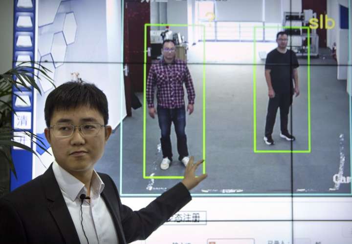  Una startup de tecnología china espera comenzar a vender software que reconozca a las personas por la forma de su cuerpo y la forma en que caminan, permitiendo la identificación cuando las caras están ocultas a las cámaras. AP