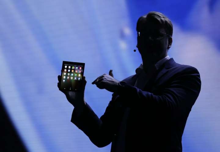 Justin Denison, vicepresidente ejecutivo de desarrollo de productos móviles, muestra la pantalla Infinity Flex de un teléfono inteligente plegable. AP