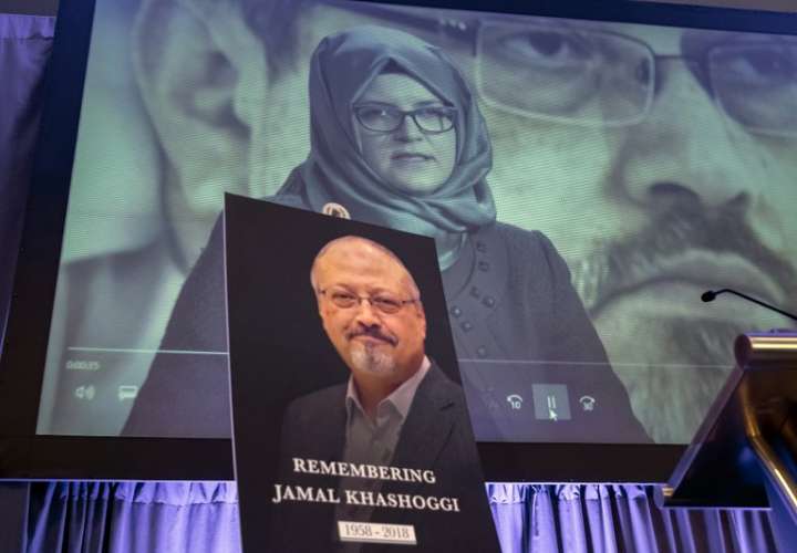 Imagen de video de Hatice Cengiz, prometida del fallecido periodista saudita Jamal Khashoggi, durante un evento para recordar a Khashoggi. AP