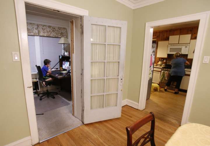 Henry Hailey, de 10 años, mira videos en línea en las primeras horas de la mañana en el sótano de su casa de Chicago. Foto: AP 