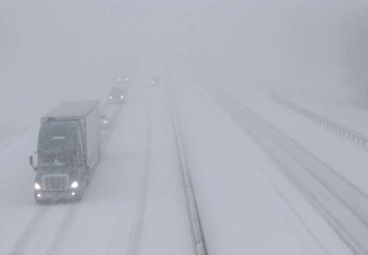 El tráfico se mueve hacia el oeste a lo largo de la I-70 cerca de Lawrence, Kansas, el domingo 25 de noviembre de 2018. La I-70 está cerrada al oeste de Junction City, Kan. (Foto AP / Orlin Wagner)