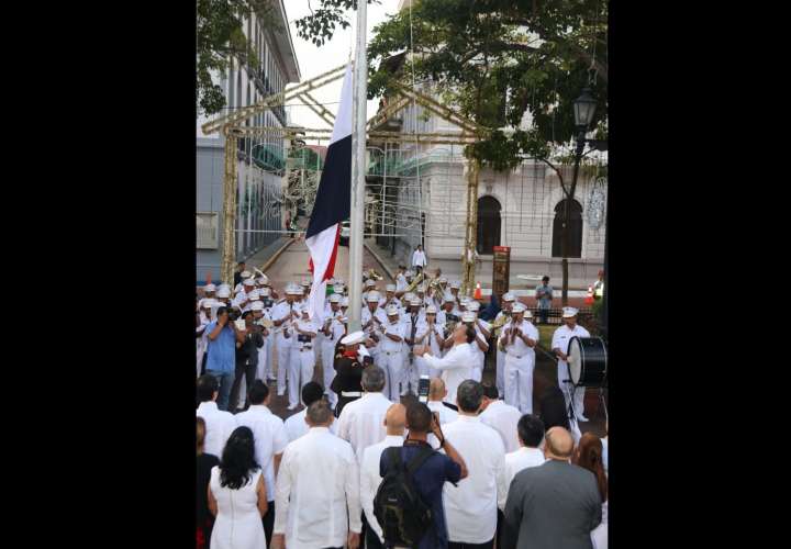 El presidente la  República, Juan Carlos Varela izó la bandera nacional a media asta en la Plaza Independencia durante los actos protocolares en conmemoración de los 55 años de la gesta patriótica del 9 de enero.