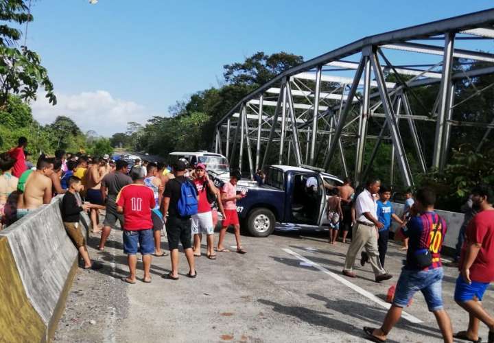 Autobús colisiona patrulla en puente sobre rió Gariché y zumba contra barandal