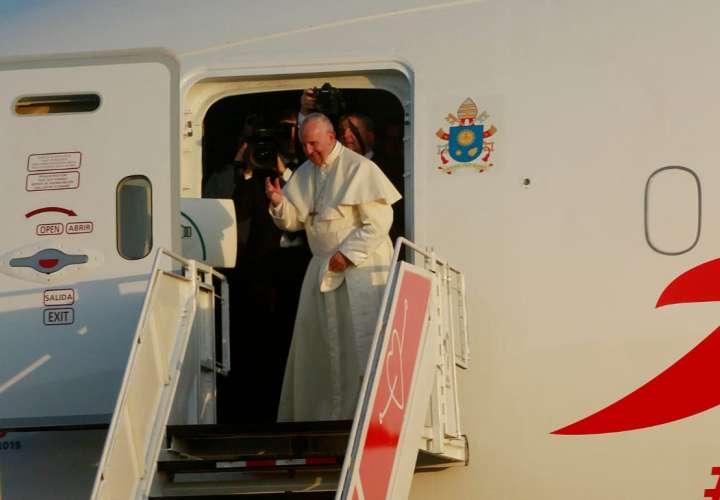 El papa Francisco se despidió de Panamá la tarde de este domingo  desde lo alto de la escalera del Boeing 787 Dreamliner de la aerolínea Avianca con rumbo a Roma. Foto: Edwards Santos